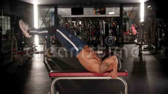 一位成年健美运动员躺在长凳上锻炼背部和耐力视频的预览图