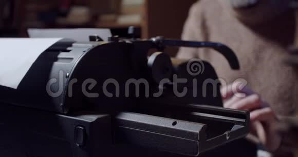 打字机在用一个人在写小说近在4k视频的预览图