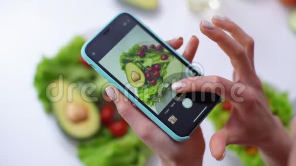 用手机摄像头拍摄植物沙拉照片的特写镜头视频的预览图