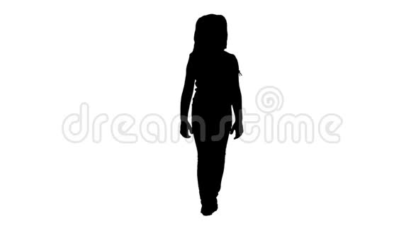 小女孩穿着牛仔裤和蓝色t恤走路视频的预览图