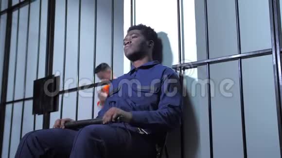 黑狱卒坐在监狱走廊里视频的预览图