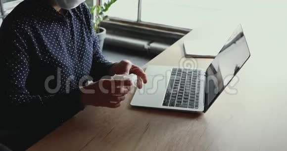 女士面罩清洁笔记本电脑键盘特写视频的预览图