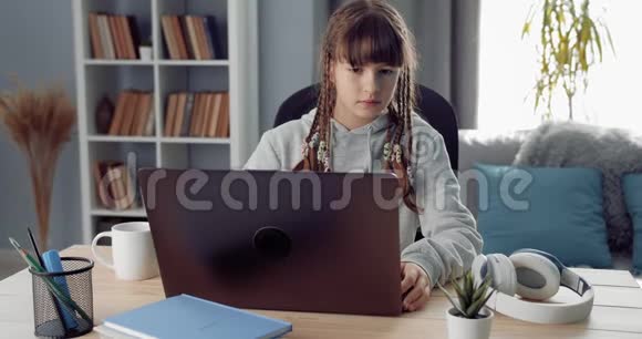 在笔记本电脑上在线学习的负责任的女学生视频的预览图