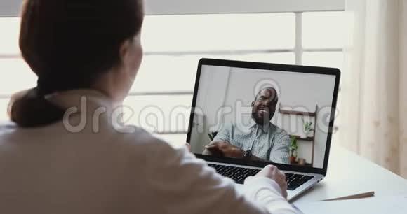不同的远程工作者或朋友在虚拟网络摄像头聊天中交流视频的预览图