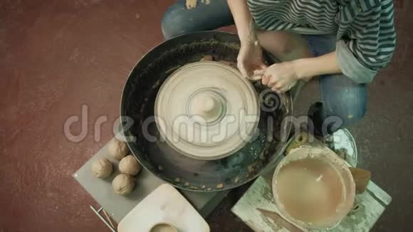 在陶轮上工作制作陶器视频的预览图