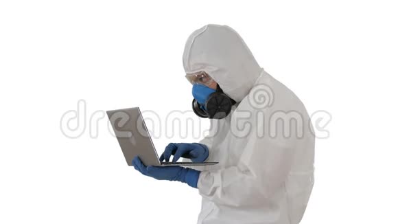 医生穿着防护服在笔记本电脑上工作在白色背景上有很好的效果视频的预览图