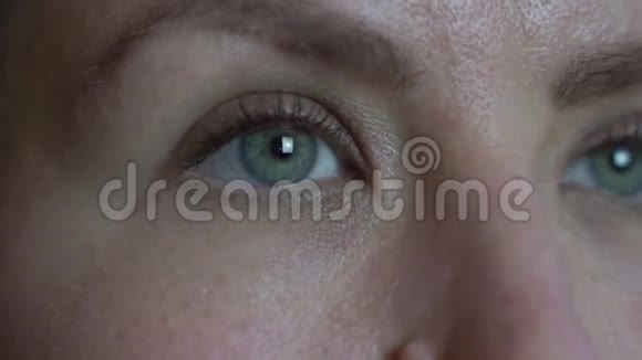 灰绿色眼睛的女孩特写视频的预览图