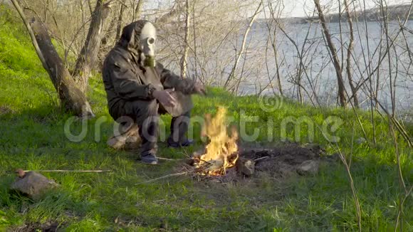 一个戴防毒面具的人在火灾附近视频的预览图