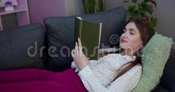 少女家庭学生在沙发上看书视频的预览图