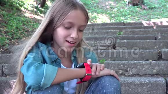 在公园户外使用智能手表的儿童智能手表视频的预览图