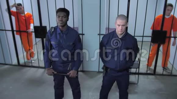 卫兵站在监狱牢房的背景下视频的预览图