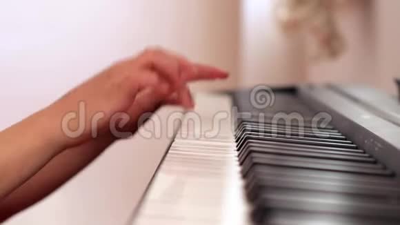 英译汉1的手在家弹钢琴视频的预览图