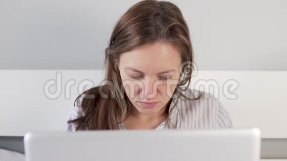 女人在家里的电脑上工作视频的预览图