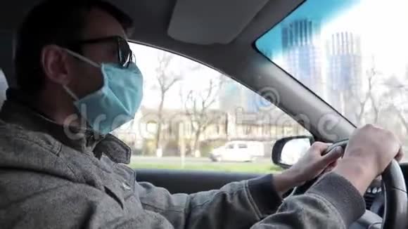 人预防冠状病毒一个戴着医疗面具开车的人视频的预览图