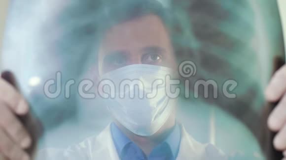 医生检查肺部X线片视频的预览图