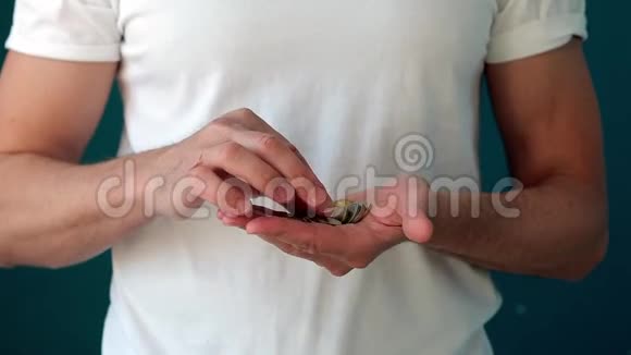 人手拿着欧元硬币数钱视频的预览图