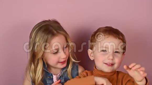 姐姐教她迷人的三岁哥哥诗歌视频的预览图