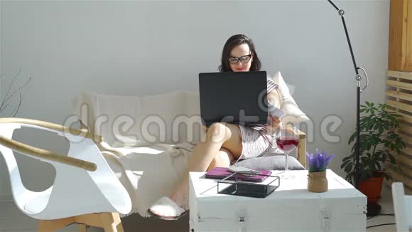 年轻的商界女性在家工作视频的预览图