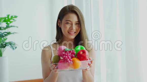 健康的亚洲女人拥有新鲜健康的水果和幸福视频的预览图
