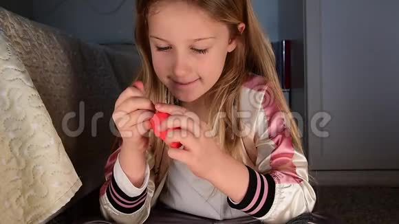 积极微笑的白种人女孩用木棍制作塑料工艺品视频的预览图
