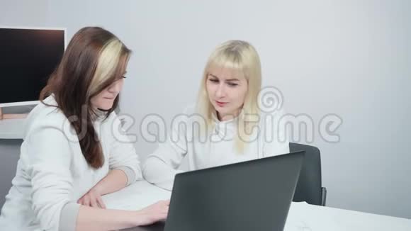 两个女人在办公室讨论工作视频的预览图