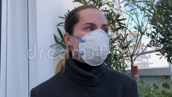 面部女孩感染流感冠状病毒咳嗽在面具特写症状流感4K视频的预览图