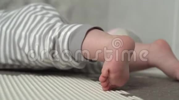 穿条纹睡衣的小小孩的腿视频的预览图