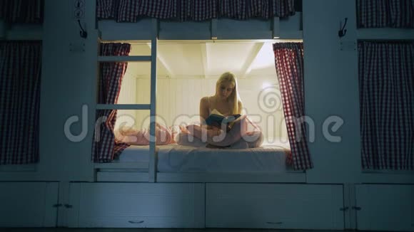 在舒适的宿舍里睡觉前女人在晚上读内衣书视频的预览图
