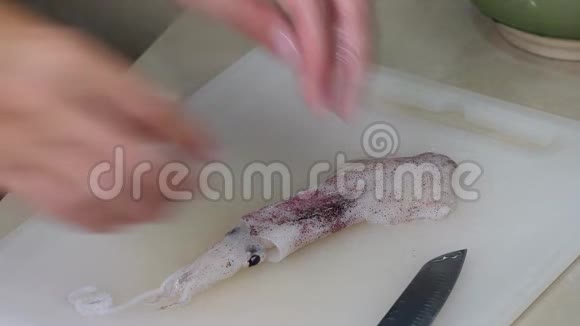 家庭主妇煮生鱿鱼在家里的厨房板视频的预览图