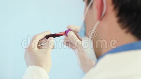 医生在实验室检查血管视频的预览图