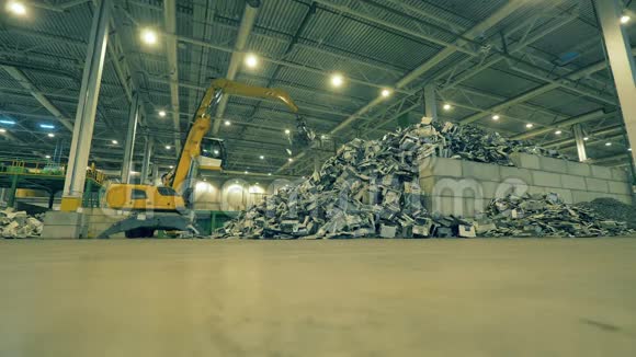 机械车辆正在抓取塑料废料垃圾塑料垃圾垃圾回收厂视频的预览图