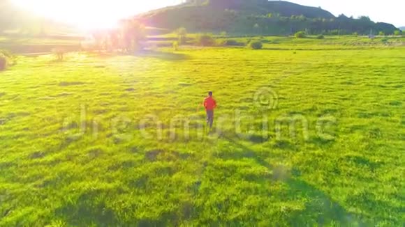 在绿油油的草地上飞过运动员山上日落视频的预览图