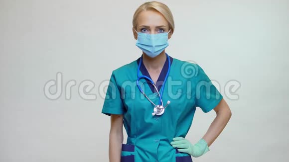 医生护士女用听诊器和防护面罩显示战斗赢得手势视频的预览图