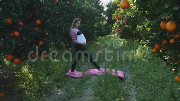 孕妇在户外做伸展运动视频的预览图