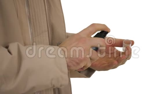 白人男子在白色背景上使用消毒剂的手视频的预览图