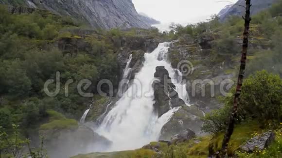 瀑布和河流位于布里克斯达尔布雷恩布里克斯达尔冰川附近视频的预览图