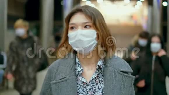 冠状病毒中国女孩中国女人戴面具地铁站公众号Covid19视频的预览图