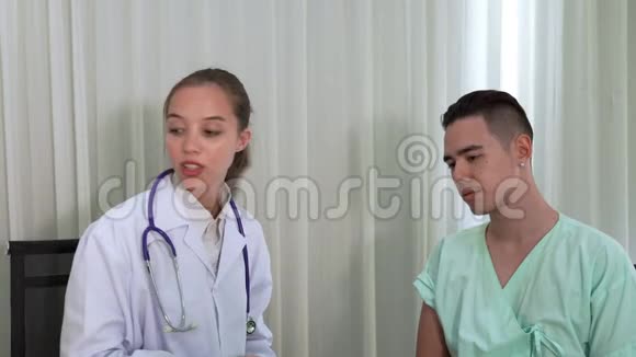 女医生正在描述年轻男性患者的药物使用情况视频的预览图