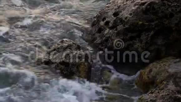 海浪在海上石头上岸视频的预览图