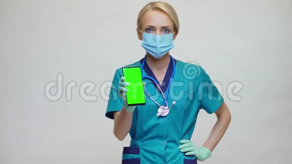 戴防护面罩及手套的医生护士展示手机视频的预览图