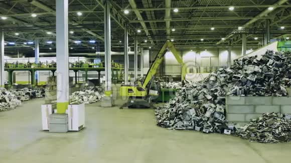 印第安垃圾场有垃圾和机器回收行业理念塑料垃圾回收工厂视频的预览图