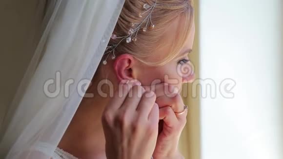 新娘戴着面纱早晨在镜子旁准备婚礼视频的预览图