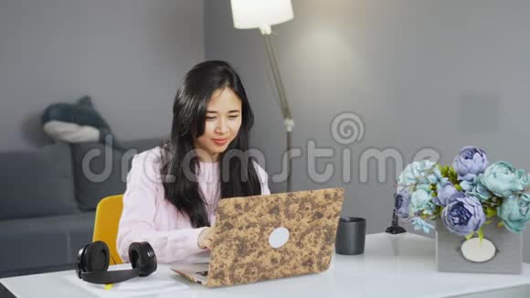 快乐的情感女人通过互联网有视频在线呼叫笔记本电脑上有网络摄像头视频的预览图