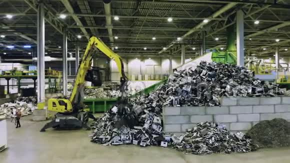 工业机器正在垃圾填埋装置中运输废物回收业准则塑料垃圾回收视频的预览图