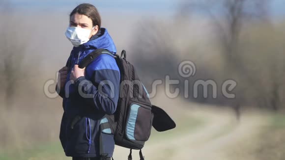 一个十几岁的男孩在检疫后戴着面具在大自然中行走视频的预览图