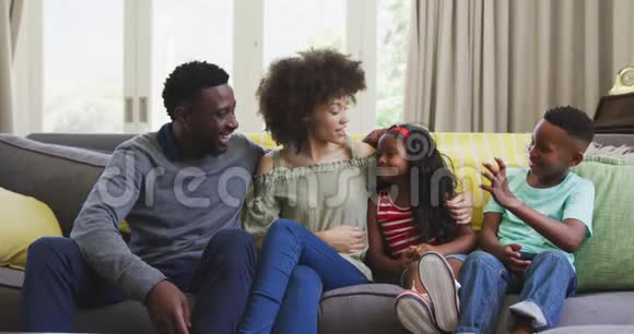 快乐的家庭在家里一起度过时光视频的预览图