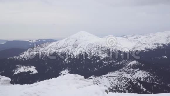 冬天一个人在山里旅行视频的预览图