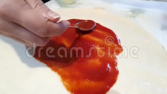厨师把番茄酱放进去视频的预览图