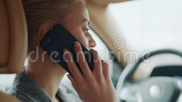 从后面看女人在车上打电话在汽车上用电话的女人视频的预览图