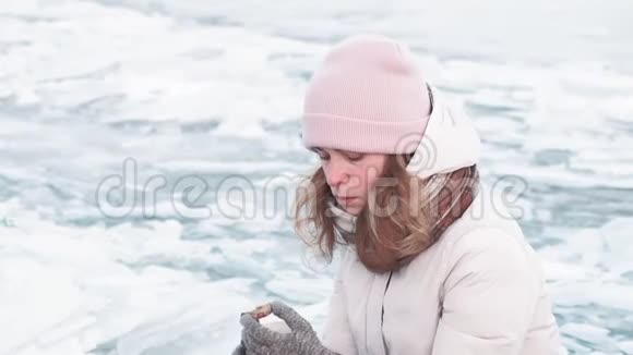 人们走在结冰的河上视频的预览图